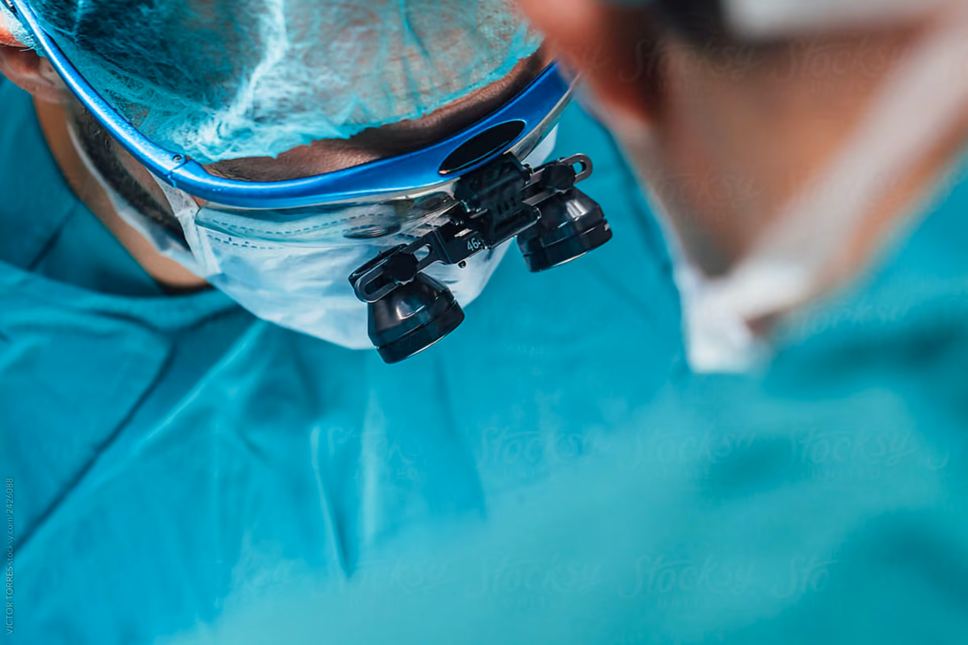 Chirurg mit Lupenbrille bei einer Operation