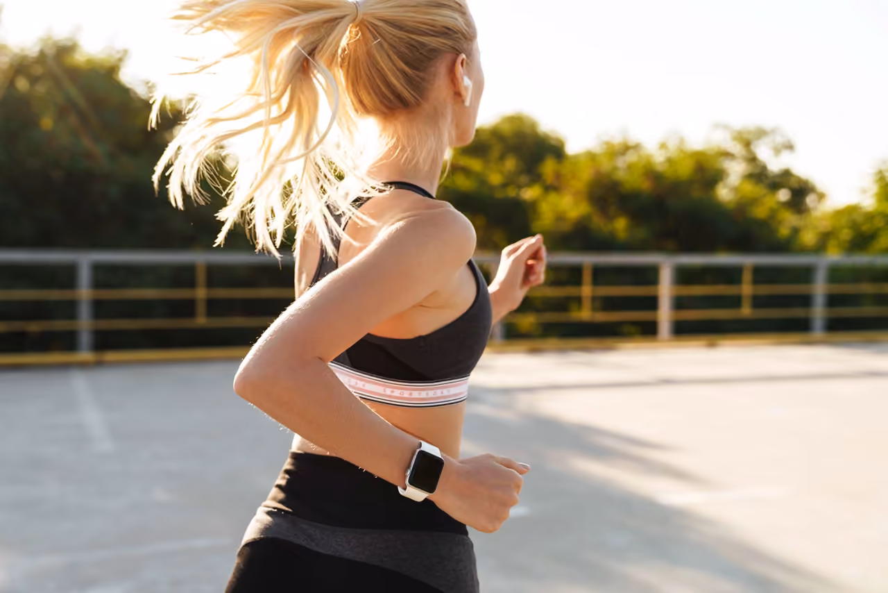 Joggerin im Sonnenlicht