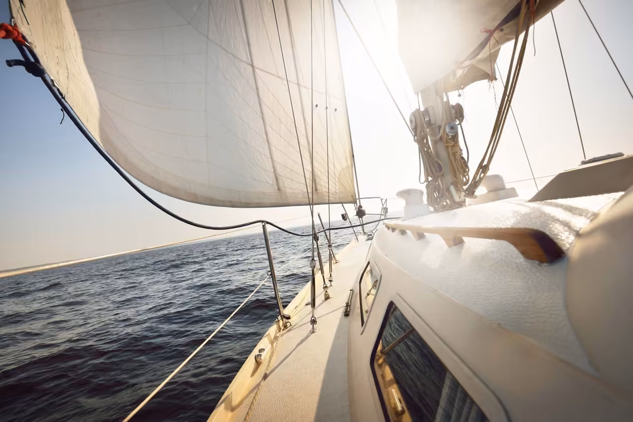Segelboot mit gespanntem Segel auf dem Meer
