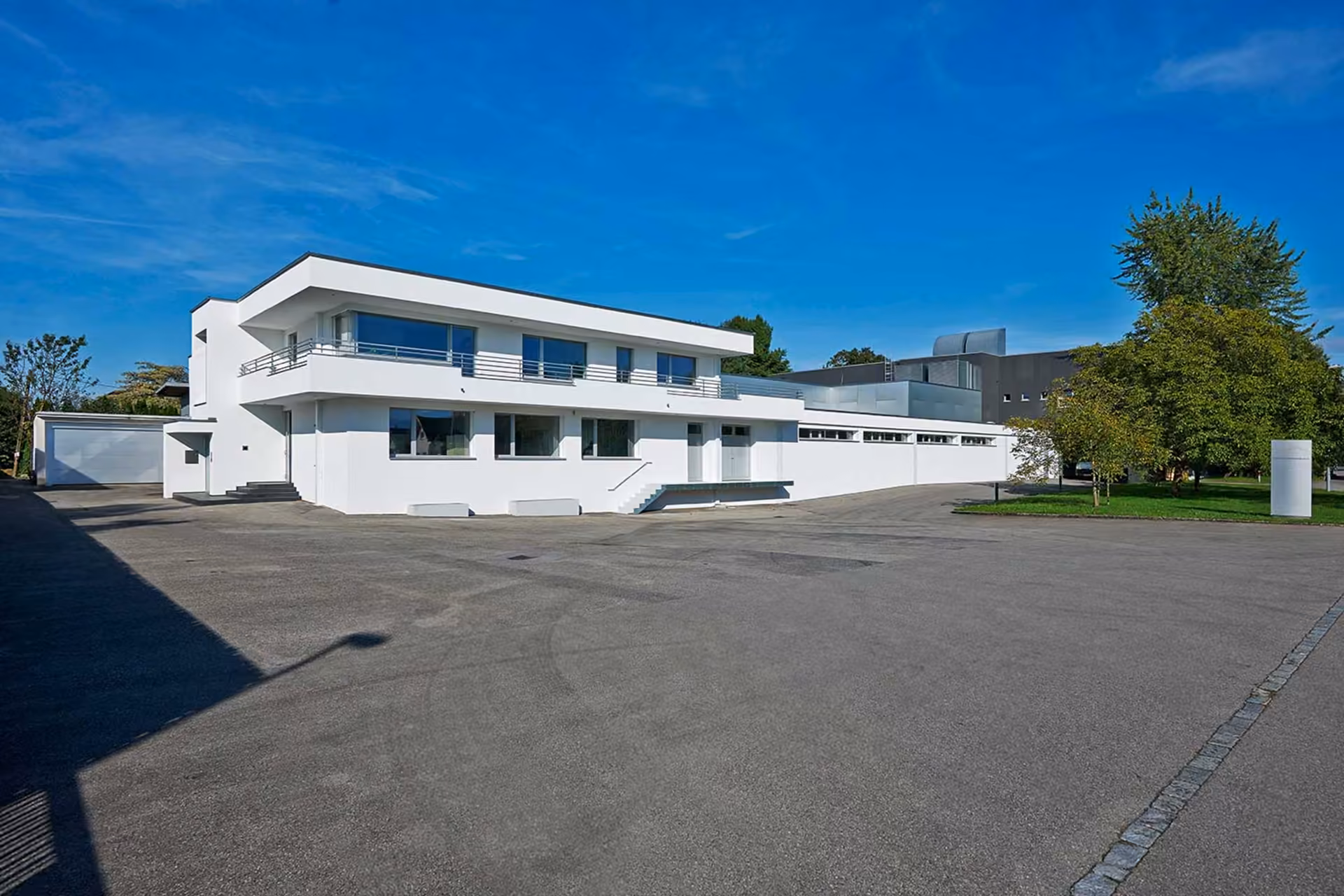 Firmengebäude von Fein-Elast in Lustenau unter blauem Himmel