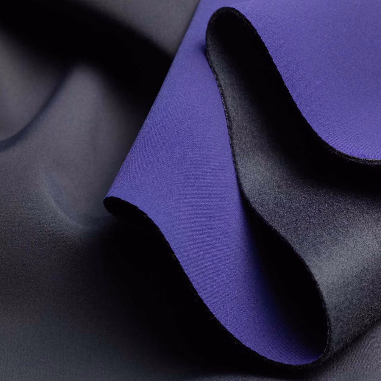 Elastisches Gewebe in Violett und Schwarz, gefaltet