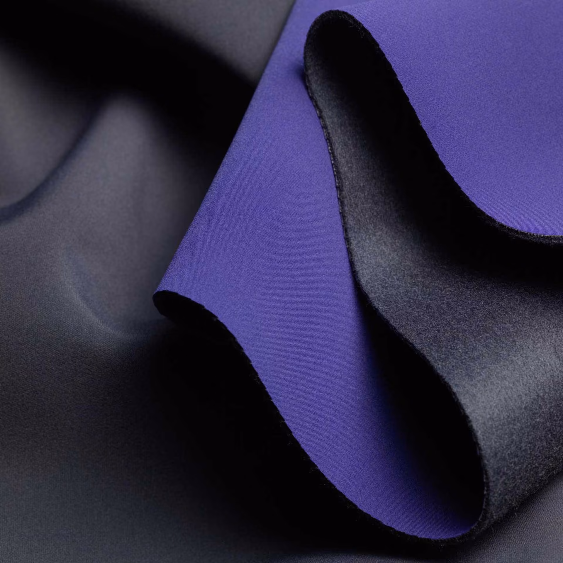 Elastisches Gewebe in Violett und Schwarz, gefaltet