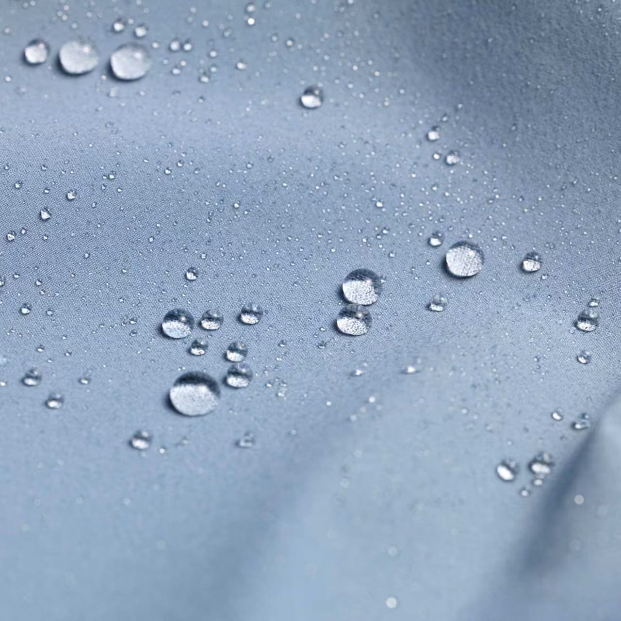 Wassertropfen perlen auf einem Gewebe ab